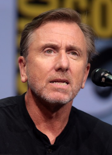 Tim Roth speaking at a convention, 2017.